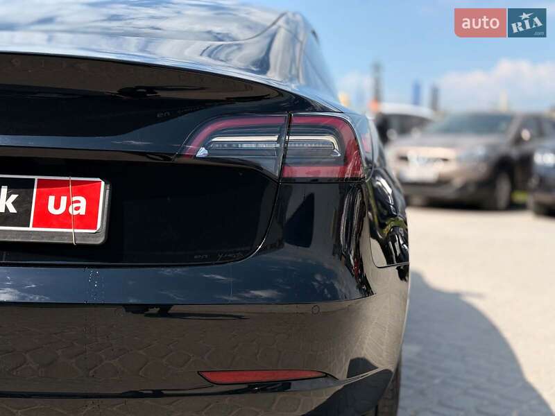 Седан Tesla Model 3 2021 в Львове