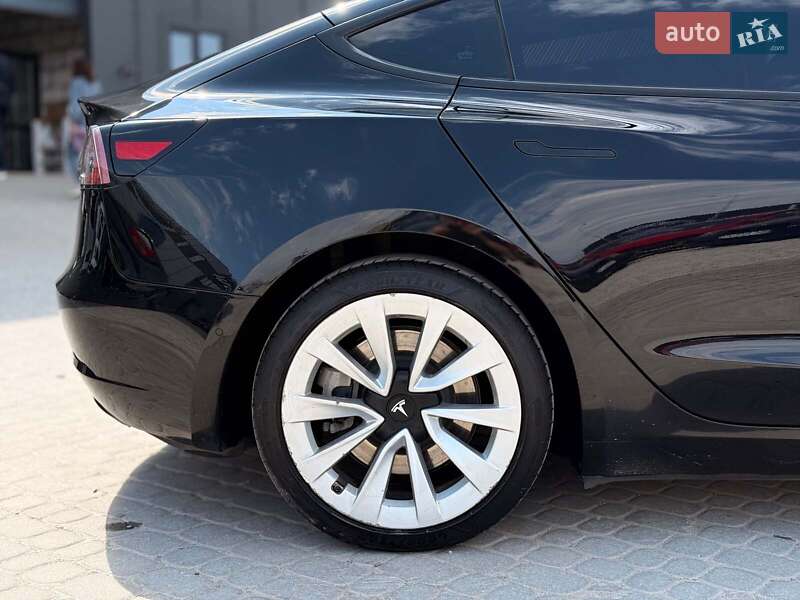 Седан Tesla Model 3 2021 в Львове