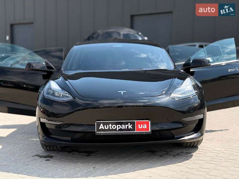 Седан Tesla Model 3 2021 в Львове