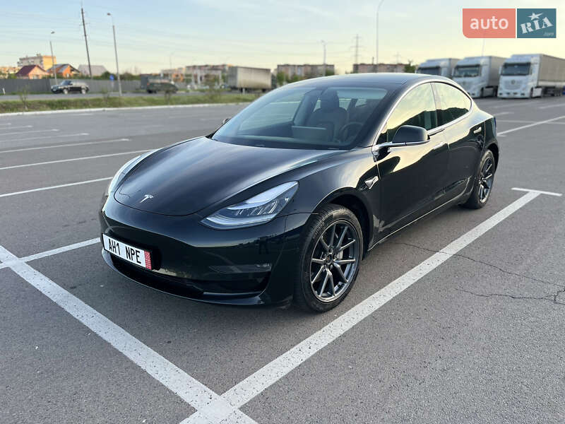 Седан Tesla Model 3 2019 в Мукачево