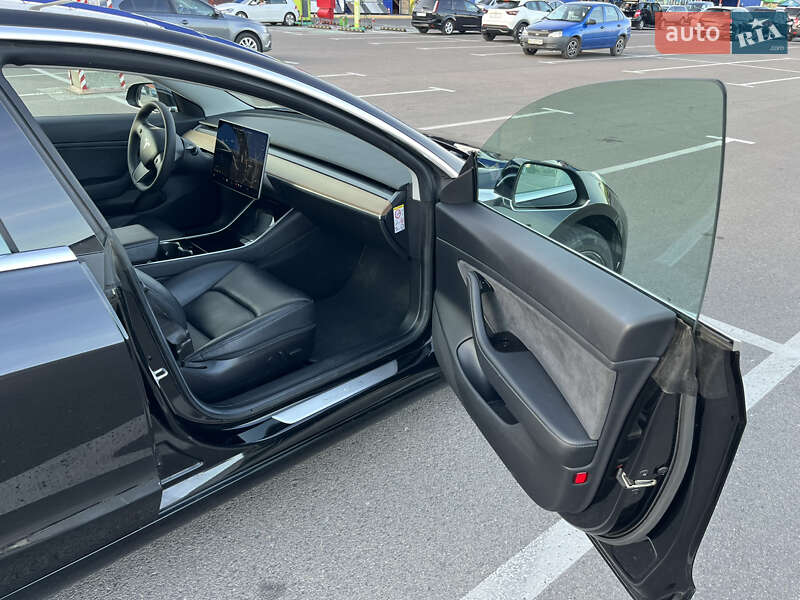 Седан Tesla Model 3 2019 в Мукачево