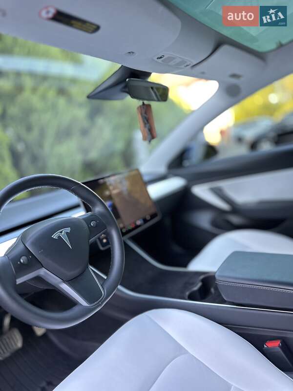 Седан Tesla Model 3 2019 в Самборі