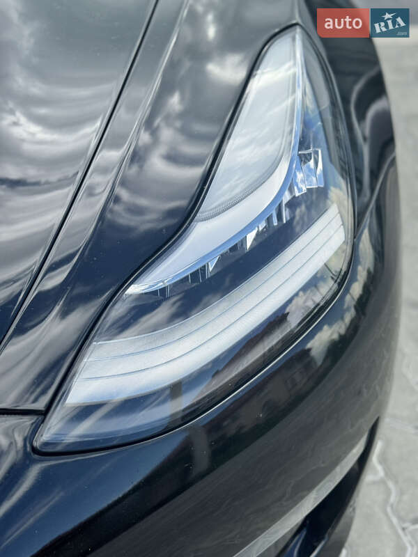 Седан Tesla Model 3 2020 в Ужгороде