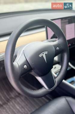 Седан Tesla Model 3 2020 в 