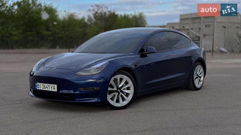 Седан Tesla Model 3 2022 в 