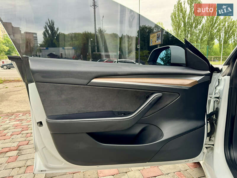 Седан Tesla Model 3 2021 в Виннице