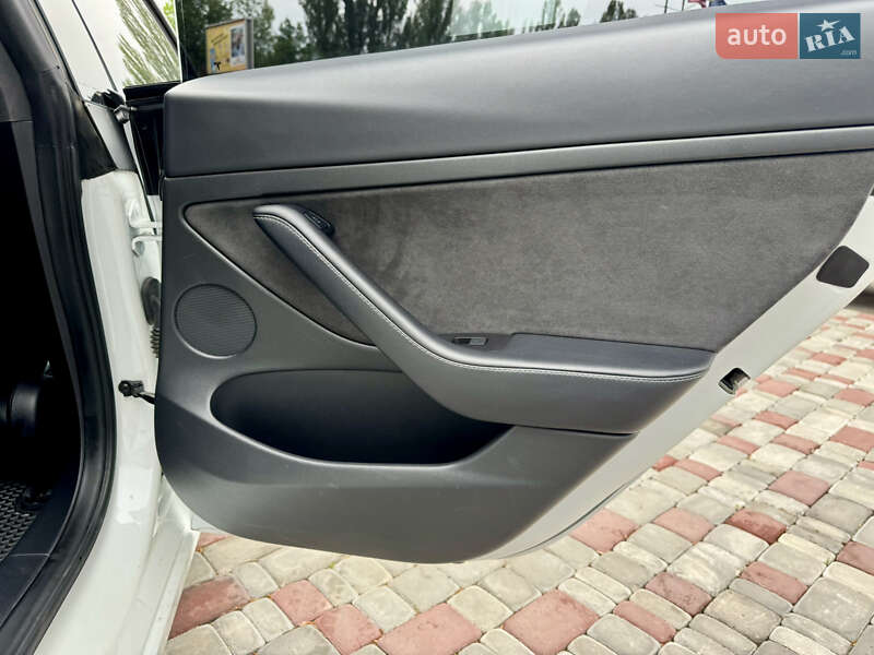 Седан Tesla Model 3 2021 в Виннице