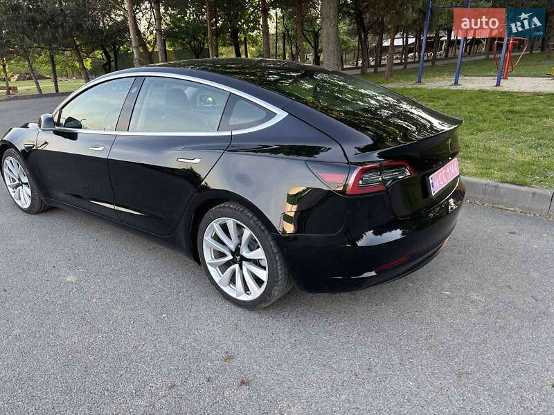 Седан Tesla Model 3 2020 в Ужгороді