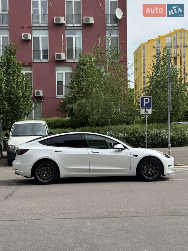 Седан Tesla Model 3 2021 в Киеве