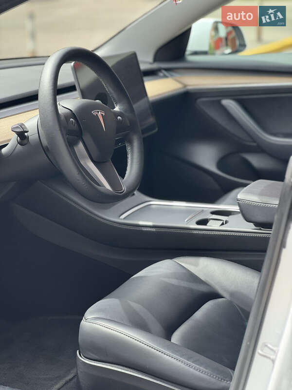 Седан Tesla Model 3 2021 в Киеве