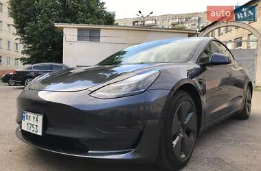 Седан Tesla Model 3 2023 в 