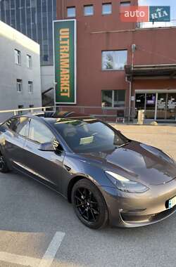 Седан Tesla Model 3 2022 в 