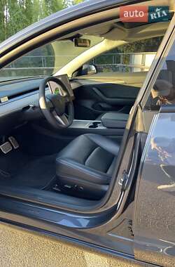 Седан Tesla Model 3 2022 в 