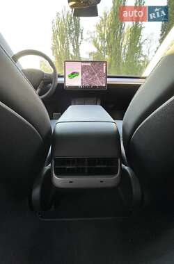 Седан Tesla Model 3 2022 в 
