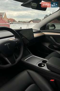 Седан Tesla Model 3 2022 в 