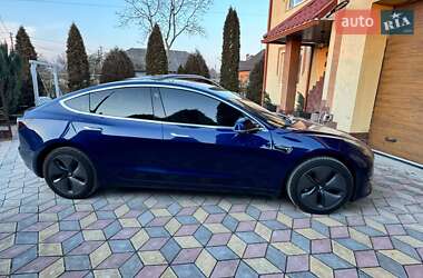 Седан Tesla Model 3 2018 в Чернівцях
