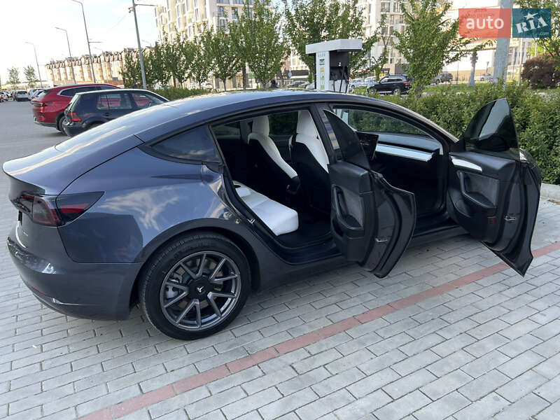 Седан Tesla Model 3 2022 в Ужгороде