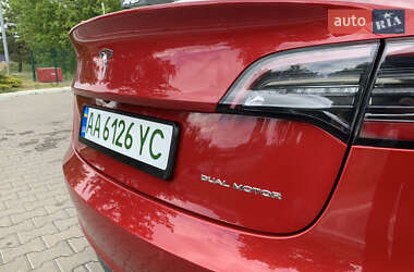 Седан Tesla Model 3 2022 в 