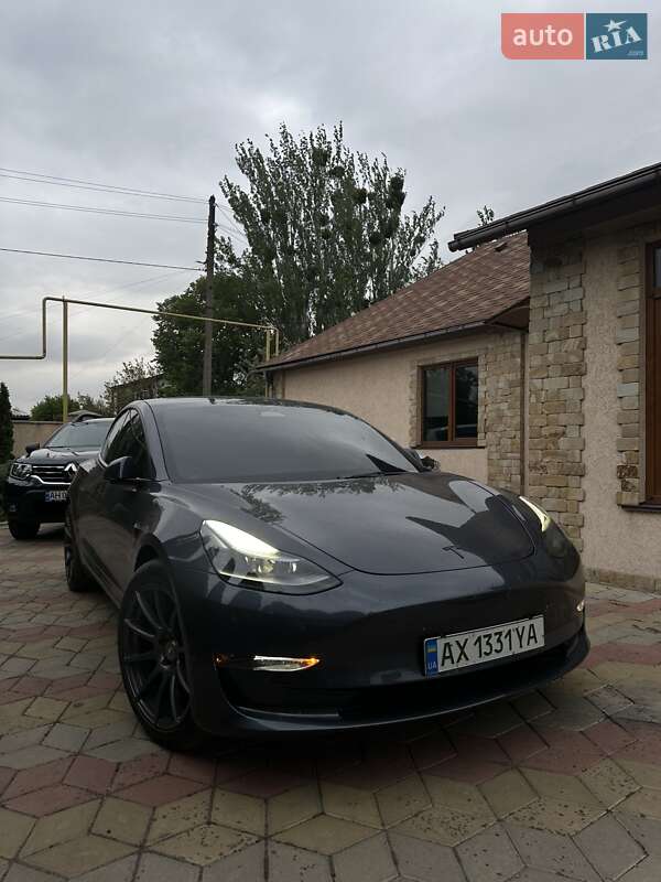 Седан Tesla Model 3 2023 в 