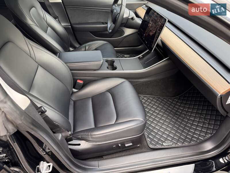 Седан Tesla Model 3 2019 в Виннице