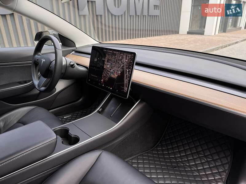 Седан Tesla Model 3 2019 в Виннице