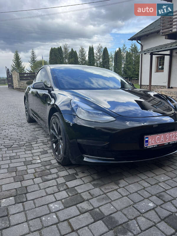Седан Tesla Model 3 2022 в 