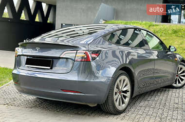 Седан Tesla Model 3 2022 в 