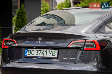 Седан Tesla Model 3 2022 в 