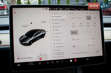 Седан Tesla Model 3 2022 в 