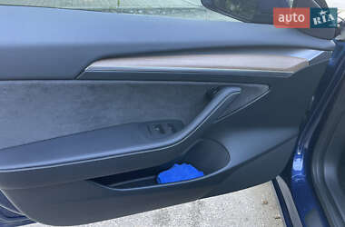Седан Tesla Model 3 2023 в 