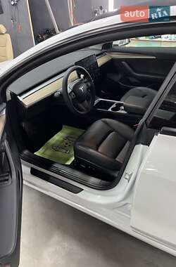 Седан Tesla Model 3 2021 в 
