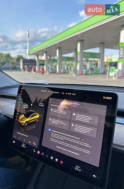 Седан Tesla Model 3 2022 в 