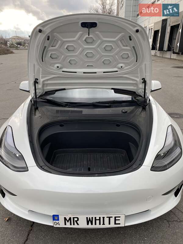 Седан Tesla Model 3 2022 в Ужгороді