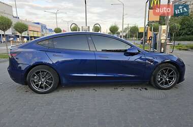 Седан Tesla Model 3 2022 в 