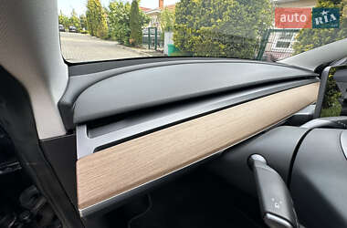 Седан Tesla Model 3 2021 в 