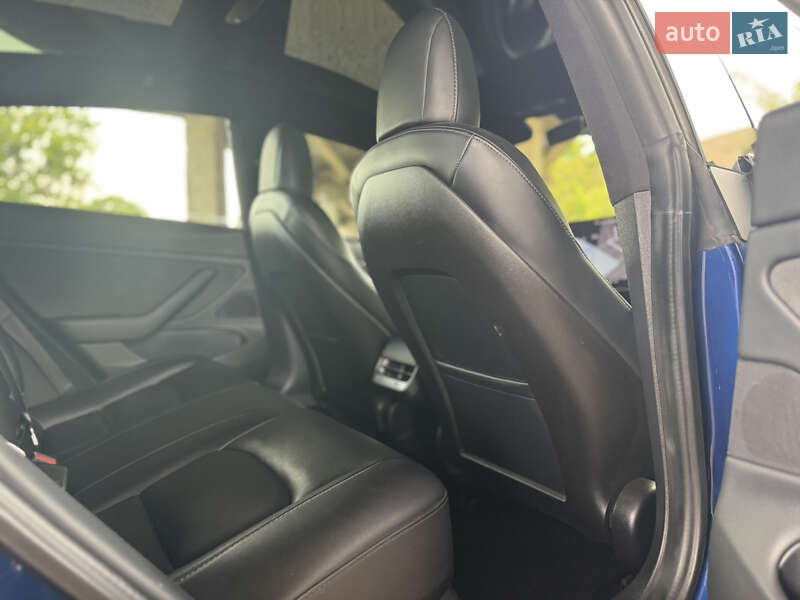 Седан Tesla Model 3 2020 в Ужгороді