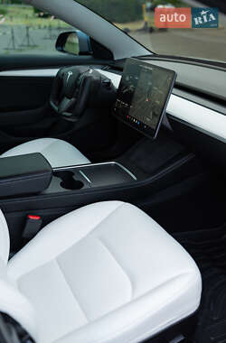 Седан Tesla Model 3 2021 в 