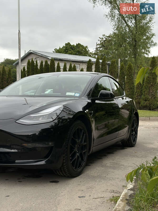 Седан Tesla Model 3 2021 в 