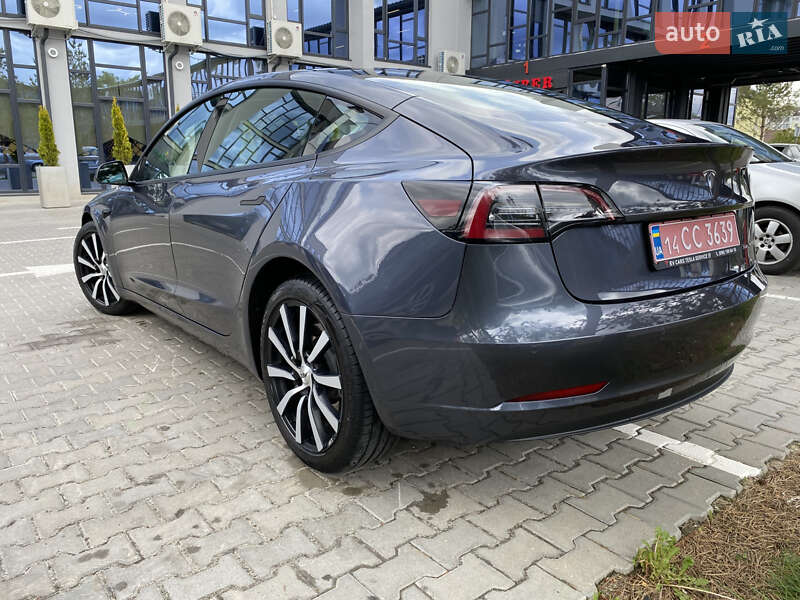 Седан Tesla Model 3 2022 в Ровно