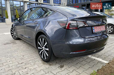 Седан Tesla Model 3 2022 в 