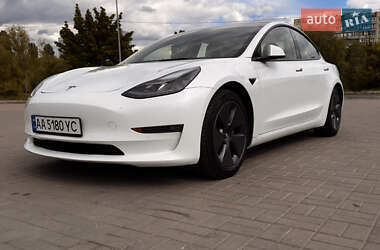Седан Tesla Model 3 2022 в 