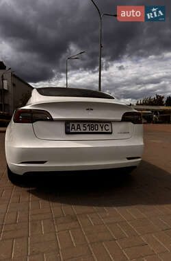Седан Tesla Model 3 2022 в 