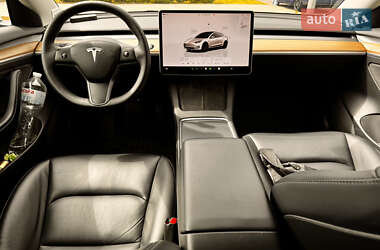 Седан Tesla Model 3 2022 в 
