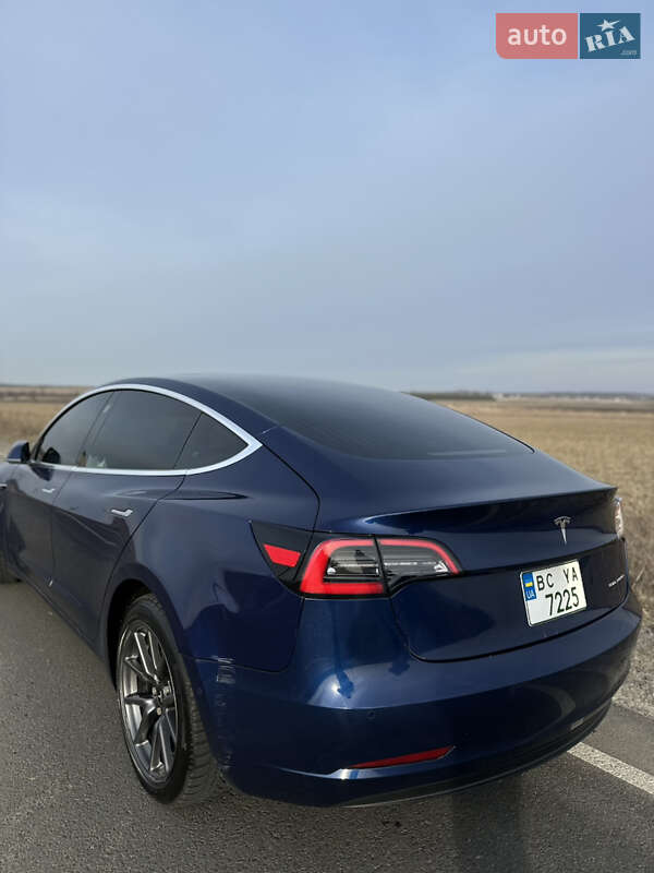 Седан Tesla Model 3 2018 в Львове