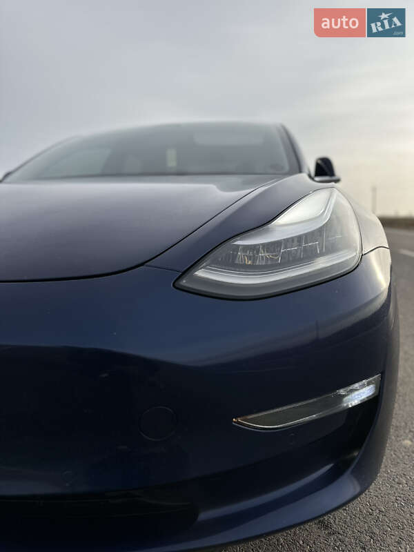 Седан Tesla Model 3 2018 в Львове