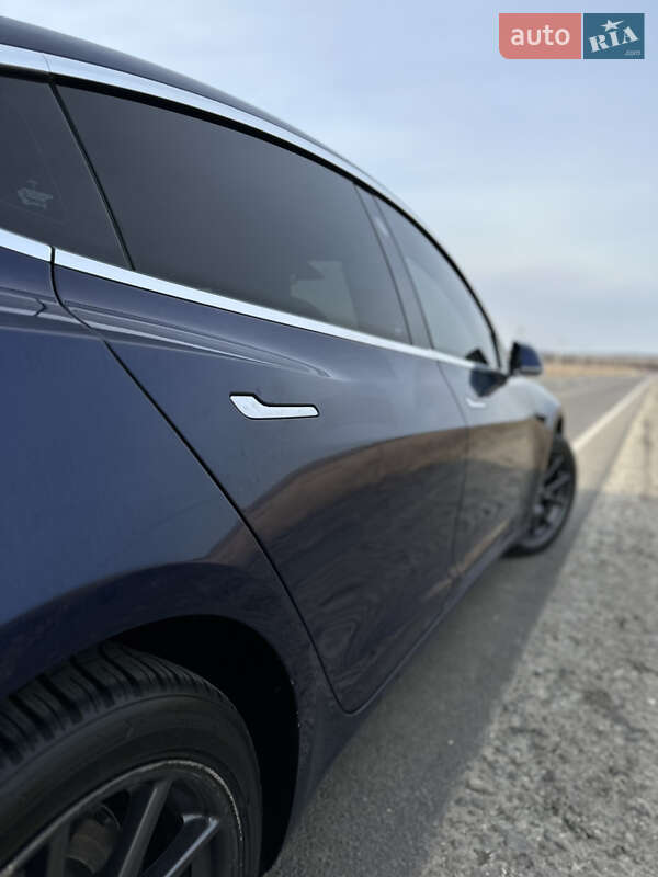 Седан Tesla Model 3 2018 в Львове