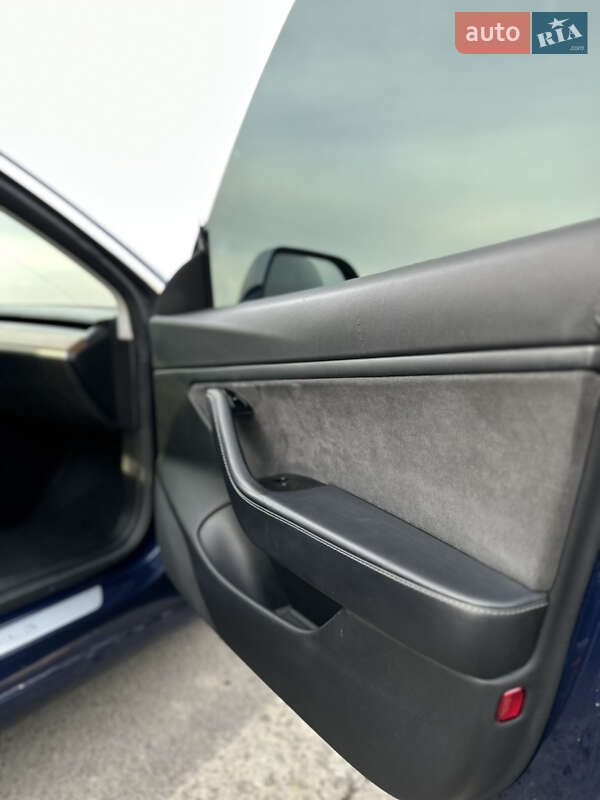 Седан Tesla Model 3 2018 в Львове