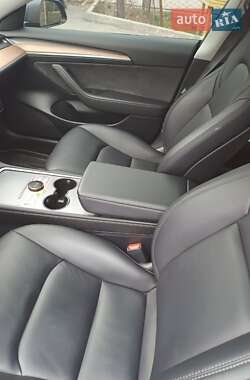 Седан Tesla Model 3 2023 в 