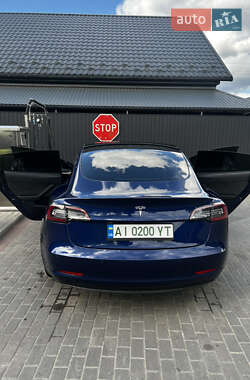 Седан Tesla Model 3 2022 в 