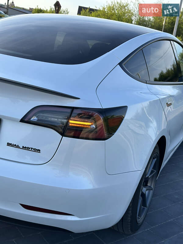 Седан Tesla Model 3 2021 в Львове
